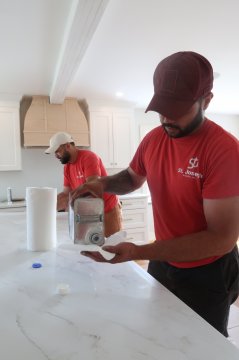 The gleaming quartz countertops reflect a blend of elegance ...